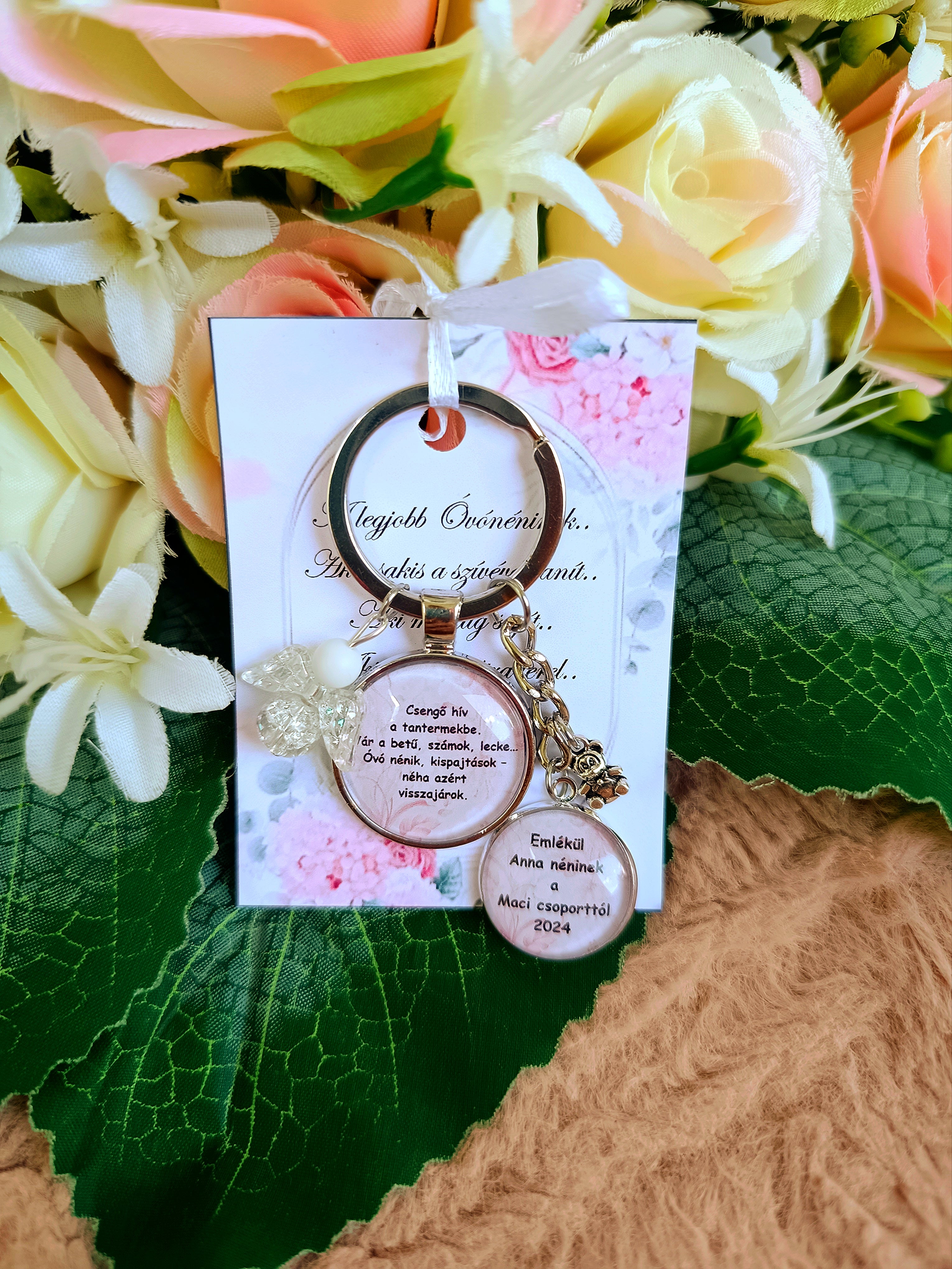 Dupla medálos ajándék kulcstartó pedagógusnak csoportos